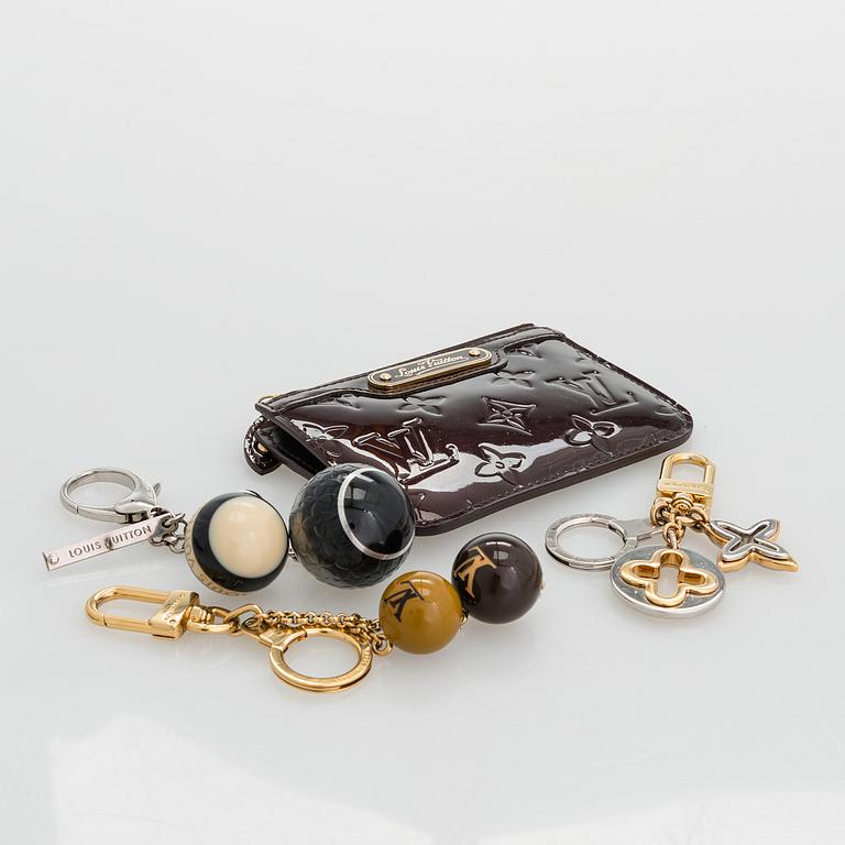 LOUIS VUITTON, nyckelringar 3 st samt plånbok.