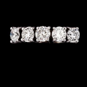 RING, 18k vitguld med 5 briljantslipade diamanter, 1.69 ct. Vikt 3,3 g.