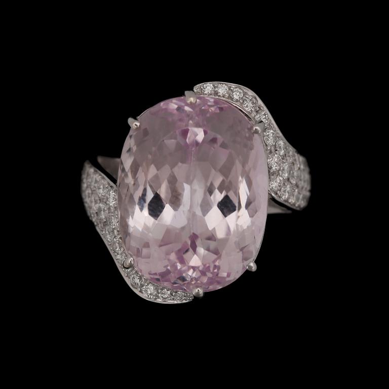 A kunzit ring, 22 cts. set with brilliant cut diamonds tot. 1.28 ct.