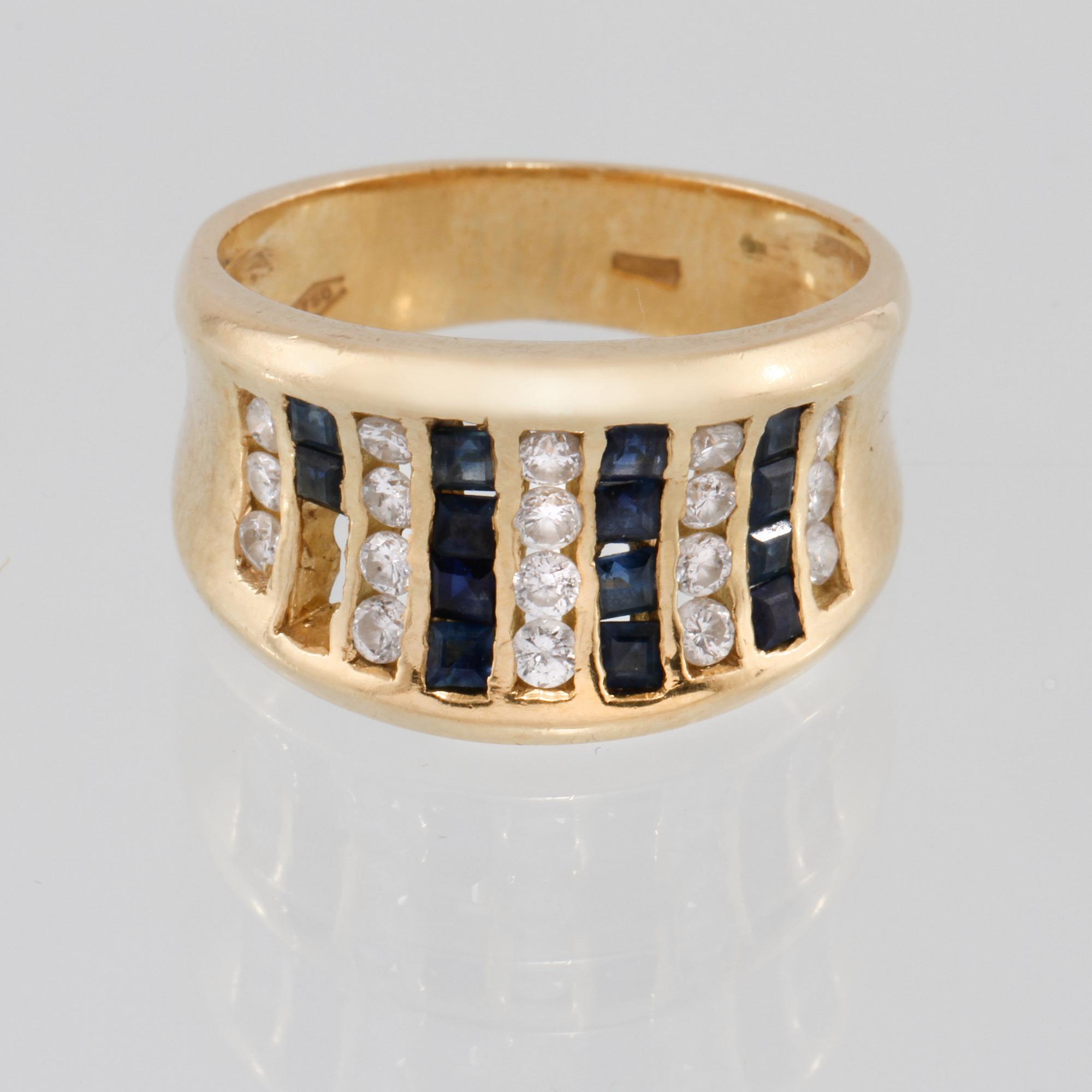 RING, 18K guld med briljantslipade diamanter ca 0.30 ct samt fasettslipade blå safirer. Vikt 8,0 gram.