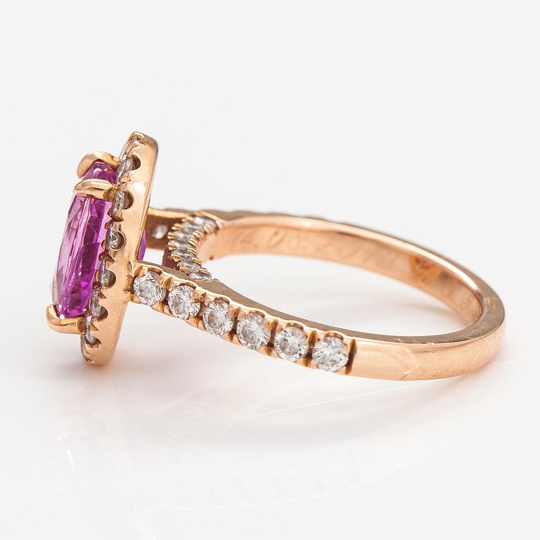 Sormus, 18K rosékultaa, pinkki safiiri n. 2.49 ct ja timantteja n. 0.82 ct yht. Korkelia, Helsinki.