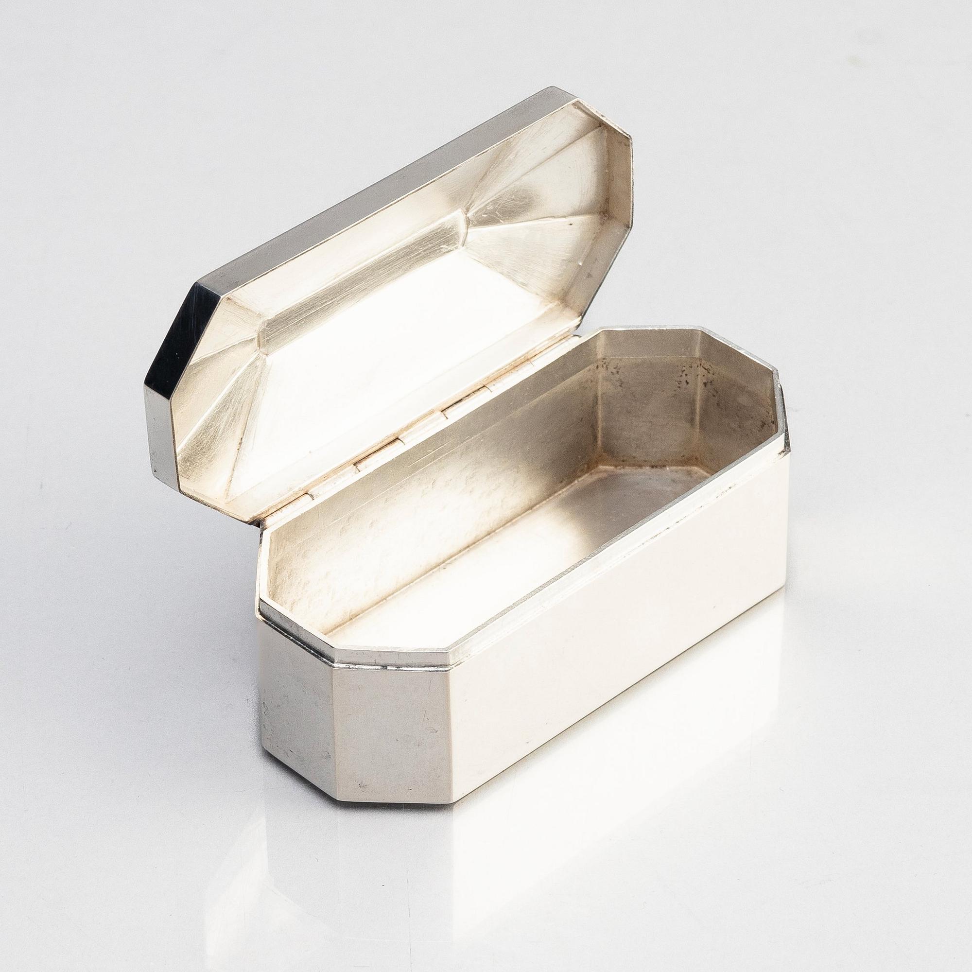 Wiwen Nilsson, a silver box with lid, Lund 1929.