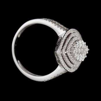 A brilliant-cut diamond, circa 1.35 cts in total, ring. Kvalitet ca G-H/VS-SI.