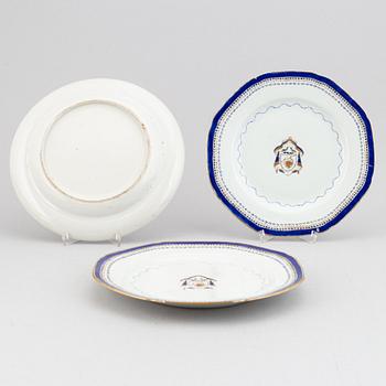 Tallrikar, åtta stycken (6+1+1), kompaniporslin. Qingdynastin, Jiaqing (1796-1820).