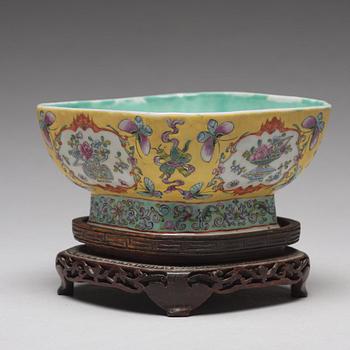 A famille rose bowl, Qing dynasty, circa 1900.