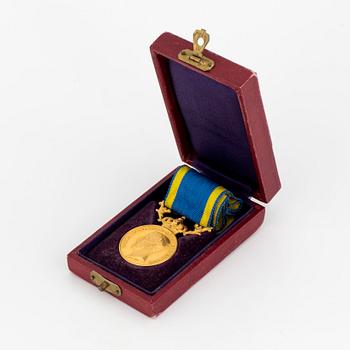 A Swedish Royal medal, from the period of King Gustav V, 23 ct gold.