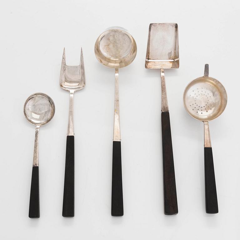 Tillander, Tarjoiluvälineitä, 9 kpl, hopeaa, joista viisi leimattu Matti Honkanen, Helsinki 1955-1962.