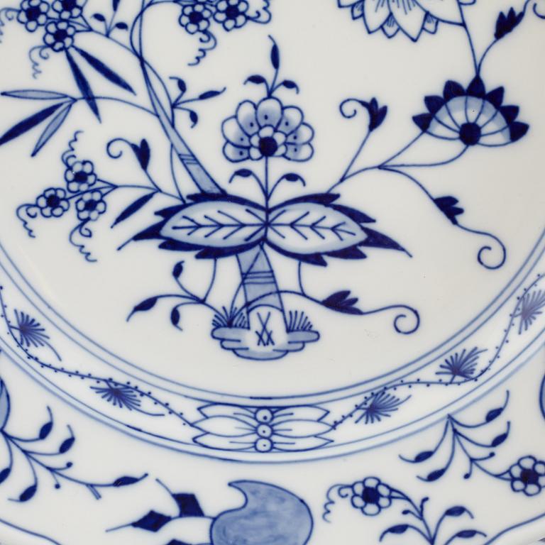 Mat- och kaffeservis, 90 delar, porslin, "Lökmönstret", Meissen.