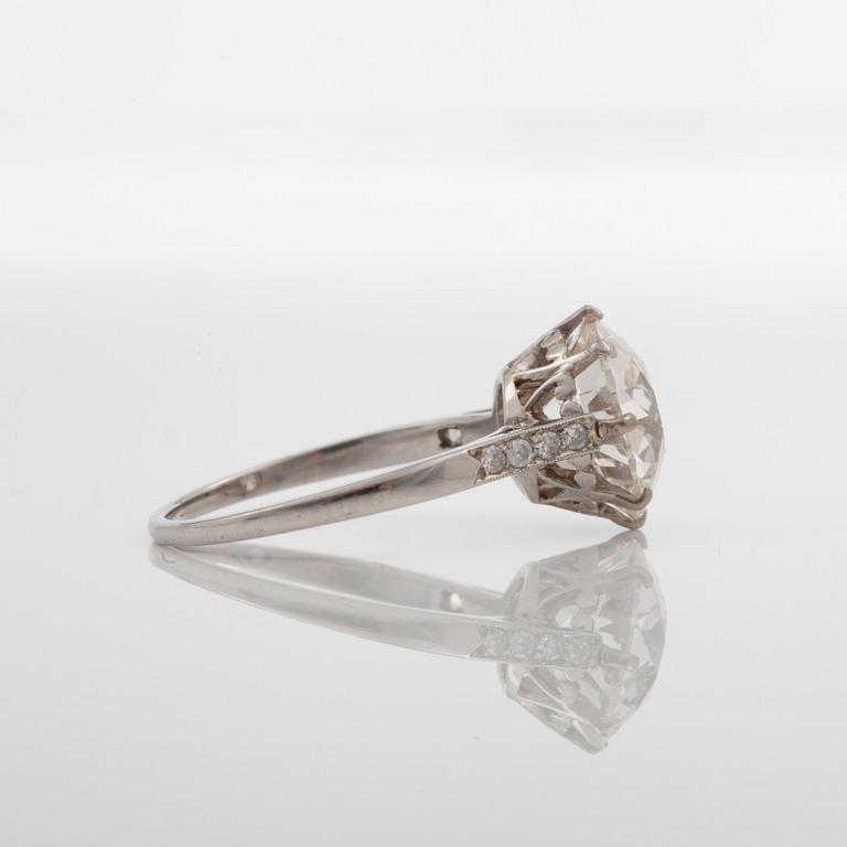 RING med gammalslipad diamant 4.05 ct, kvalitet H/VVS2, flankerad av små åttkantsslipade diamanter.