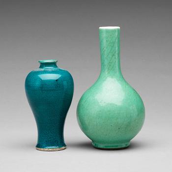 666. Two monochrome glazed vases, Qing dynasty, 18th Century.