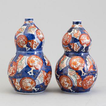 Two imari porcelain double gourd vases, Japan, Meiji (1868-1912).