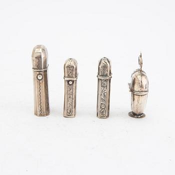 A set of two scent boxes and three match boxes sivler 19th century, weight 118 grams.