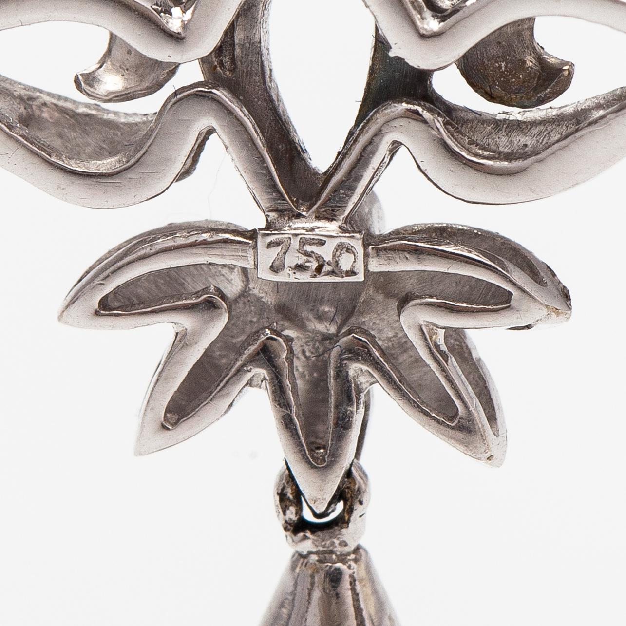 An 18K white gold necklace with cultured pearls and diamonds ca. 0.04 ct in total. Finnis import marks 1963.