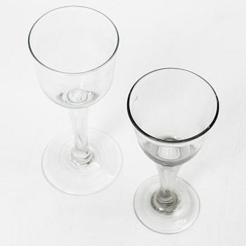 Starkvinsglas, 2 st, snarlika, 1700-tal.