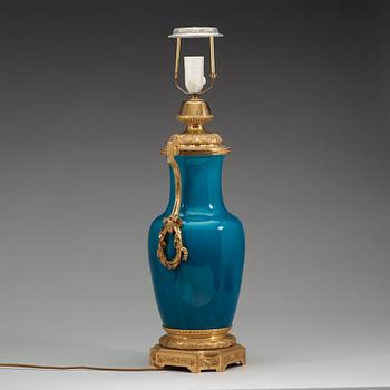 VAS, porslin med bronsmontering. Qingdynastin, 1800-tal.