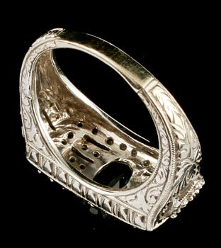 RING, 14k vitguld med små briljantslipade diamanter samt fasettslipad blå safir, utländska stämplar. Vikt 8 g.
