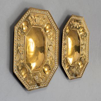 A PAIR OF 18TH CENTURY BRASS WALL SCONCES.