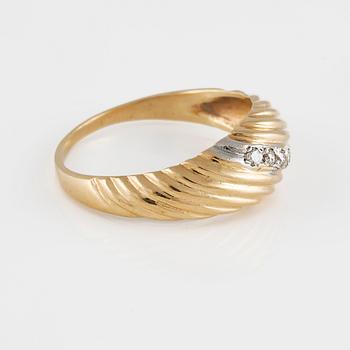 RING, 14K guld och vitguld med 5 små briljantslipade diamanter. Vikt 2,1 gram.