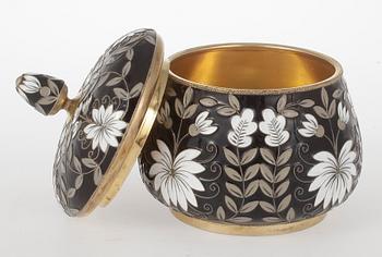 SKÅL med LOCK, silver samt emalj, Sovjetunionen, omkring 1900-talets mitt. Vikt ca 333 gram.