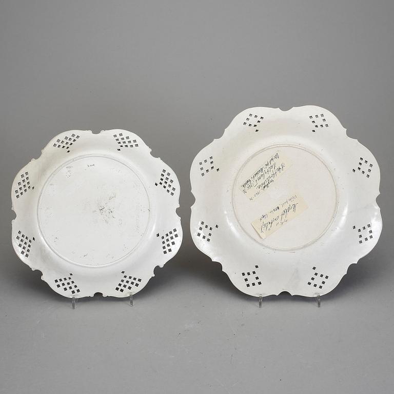 TALLRIKAR, 2 st. "Saltglazed", Staffordshire, omkring 1760.
