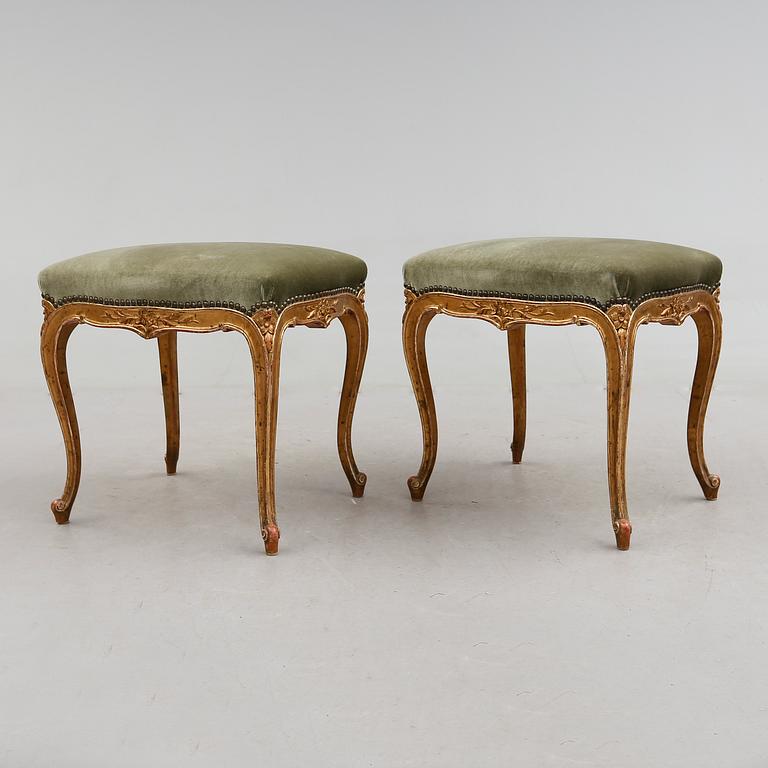TABURETTER, 1 par, rokokostil, omkring år 1900.