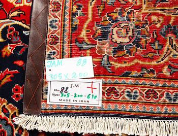 A Kashan carpet, c. 305 x 200 cm.