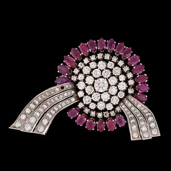 1211. BROSCH, briljantslipade diamanter, tot. ca 6.50 ct, med navetteslipade rubiner, 1950-60-tal.