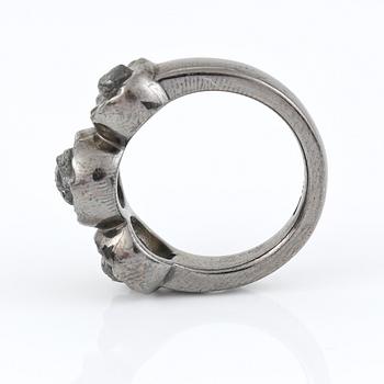 RING, Damiani och Sharon Stone kollektion "Maji", Italien. Oxiderat silver med tre oslipade svarta diamanter.