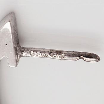 Örhängen, briljantslipade svarta och färglösa diamanter, 14K vitguld.