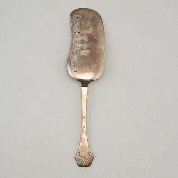 A DANISH SILVER ART NOUVEAU CAKE SERVER, 1920.