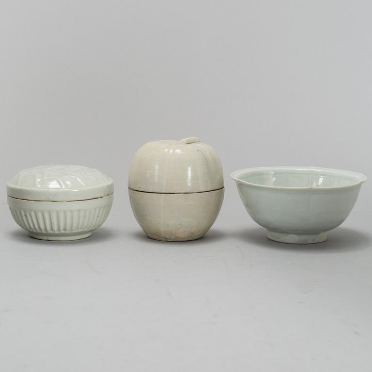 ASKAR med LOCK, två stycken samt SKÅL, keramik. Sydostasien, 1900-tal.