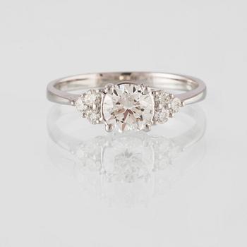 RING, 18K vitguld med en briljantslipad diamant 0.71 ct samt små briljantslipade diamanter 0.18 ct. Vikt 2,3 gram.