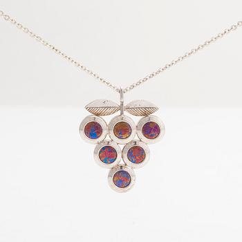 Nanny Still, Kaulakoru, sterlinghopeaa ja titaania. Kultakeskus, Hämeenlinna 1976.