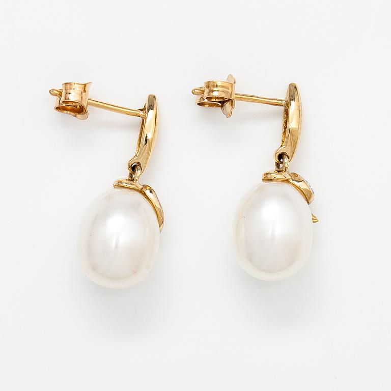 A pair of 14K gold earrigns with diamonds ca. 0.015 ct in total and cultured pearls.