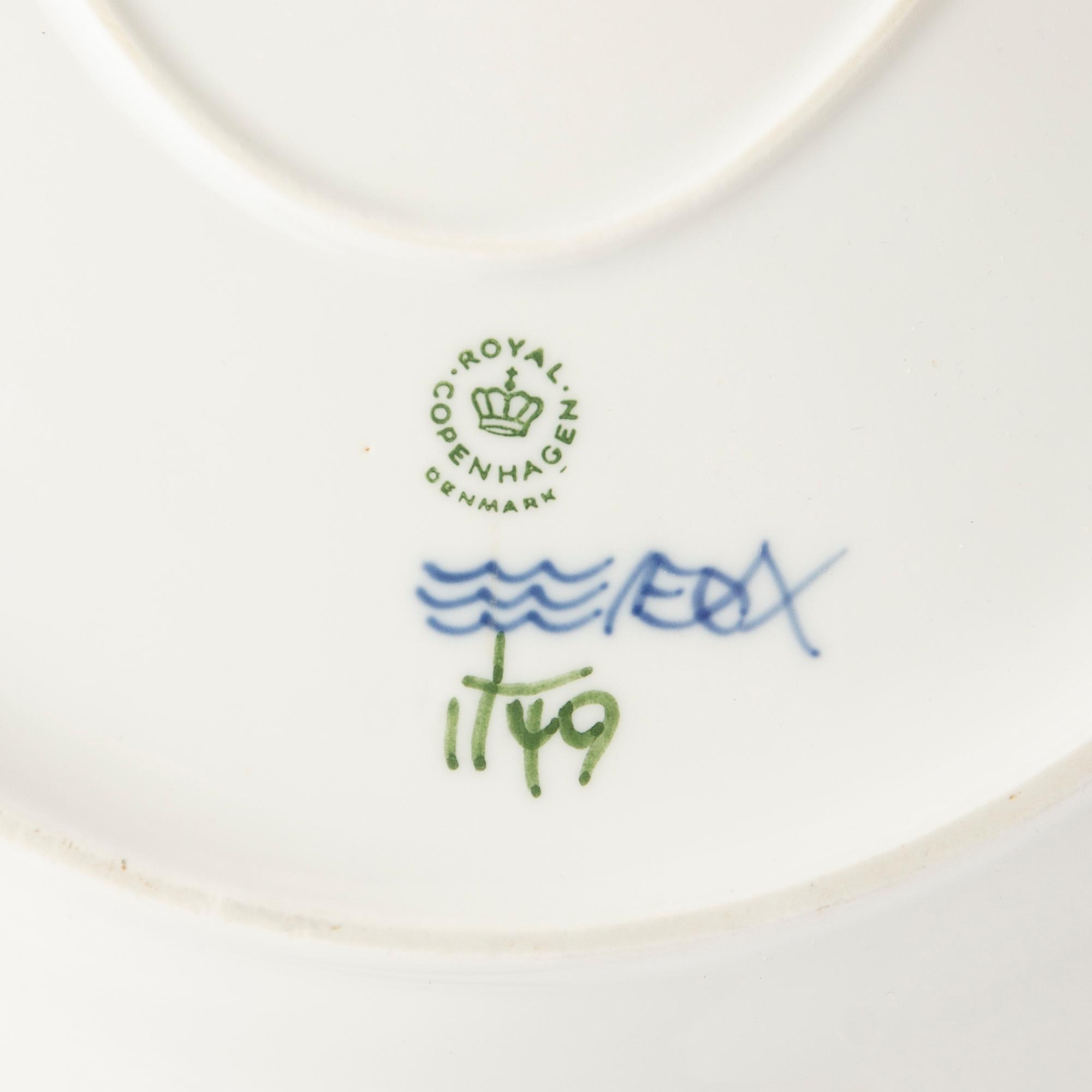 Serving dish, porcelain, Royal Copenhagen, "Musselmalet helblond", model 1149, 1969-1974.