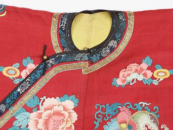 ROBE, kesi-woven silk. China 19th century. Height 142 cm.
