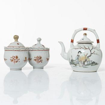 A pair of Chinese porcelain custard cups, 18th century and a teapot, 20th century.