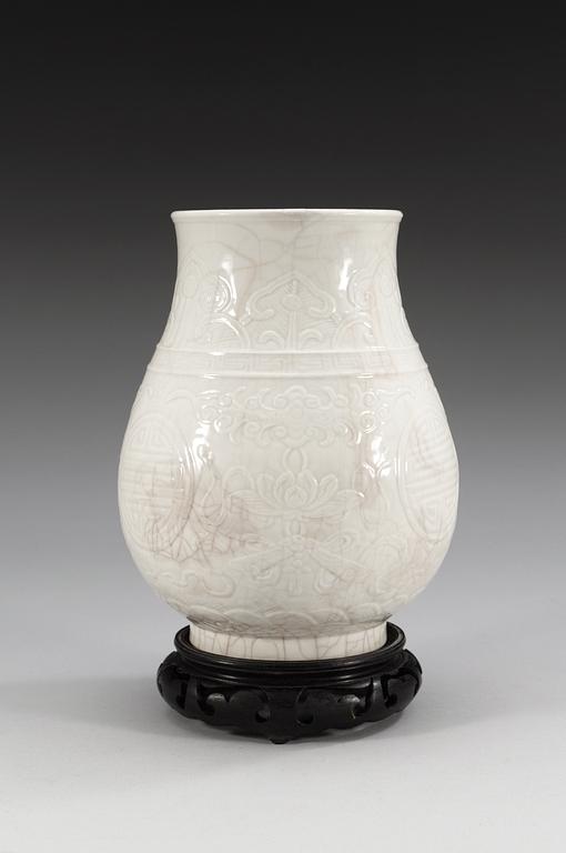 VASER, två stycken, porslin. Qing dynastin, Kangxi (1662-1722).