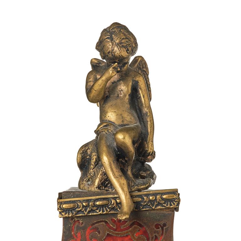 A Rococo-style mantle clock, around 1900.