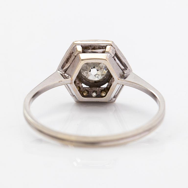 An 18K white gold ring with old-cut diamonds ca. 0.81 ct in total. Veikko Kalevi Piirainen, Helsinki 1974.