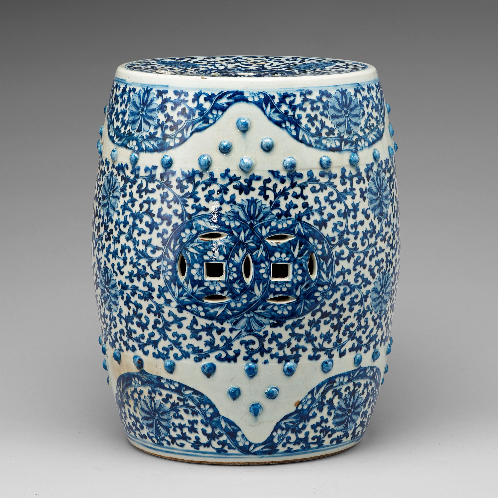 A blue and white garden seat, Qing dynasty, 19th Century.