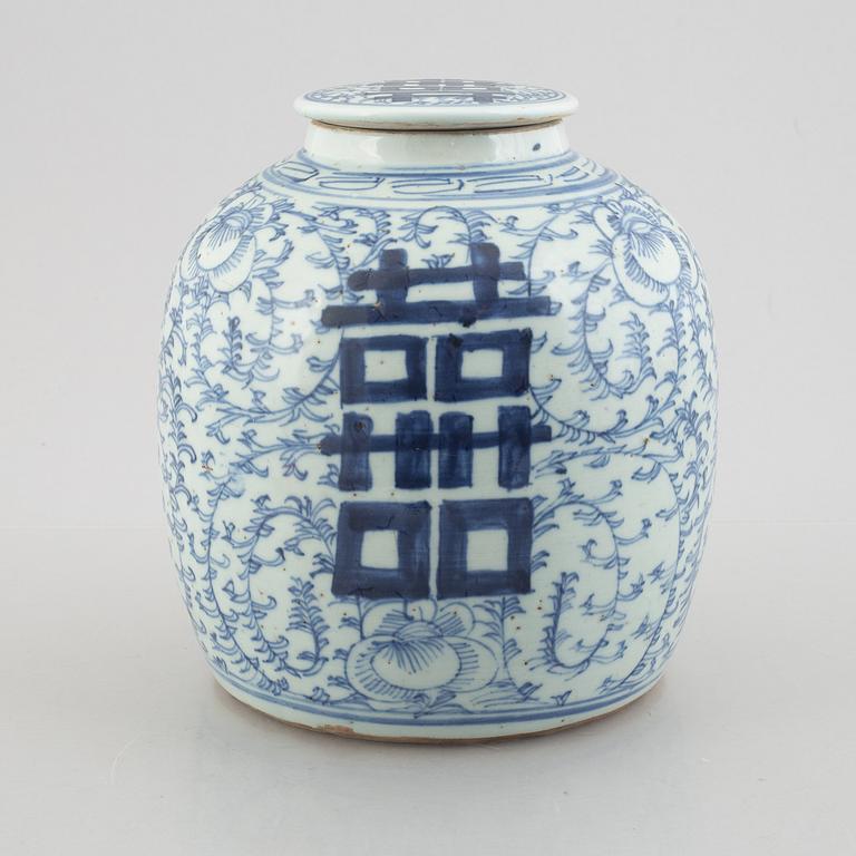 A blue and white pot with cover, Chine, 19th century.
