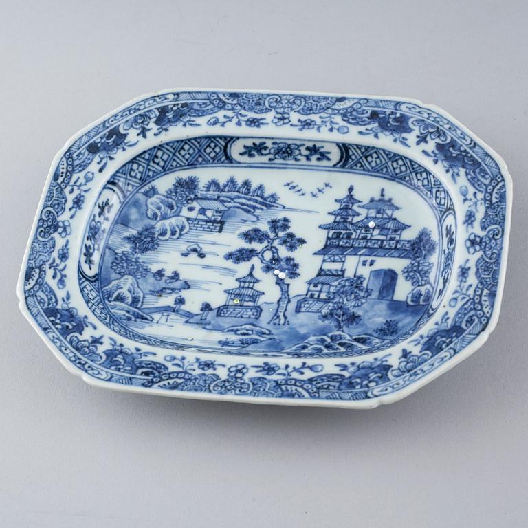 Nine pieces of chinese porcelain, 18th and early 19th century.