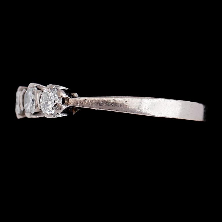 RING, 18 k vitguld, 3 briljantslipade diamanter tot ca 0.45 ct, svenska stämplar RGW, 1961.