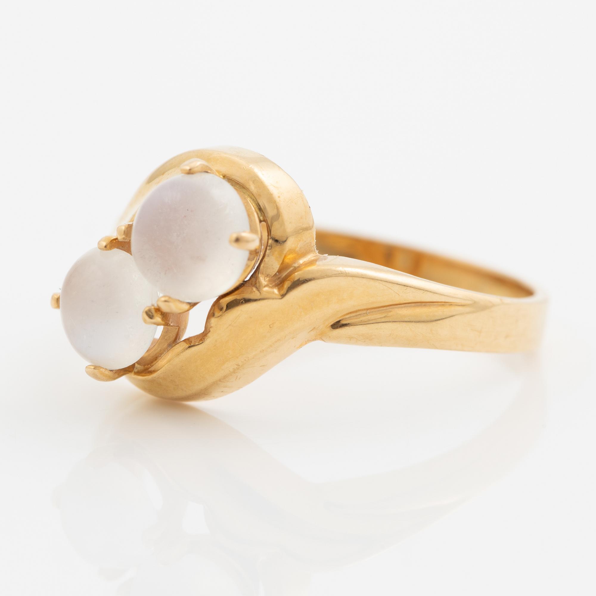 Ring 18K guld med två cabochonslipade månstenar.