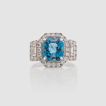 An aquamarine, 4.50 ct, brilliant- and baguette-cut diamond ring.