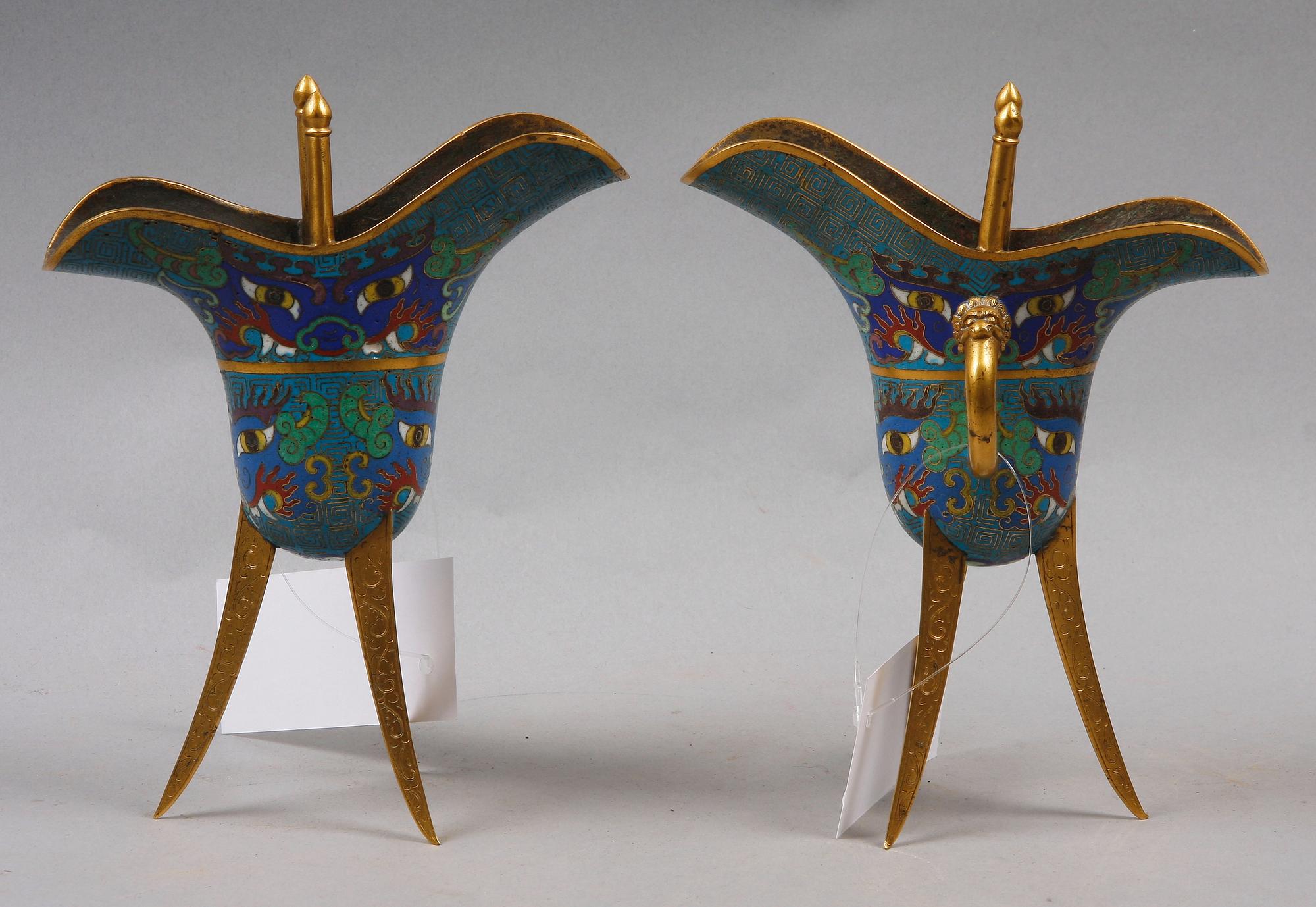 VINOFFERBÄGARE, ett par, cloisonné, Kina. 1900-tal.