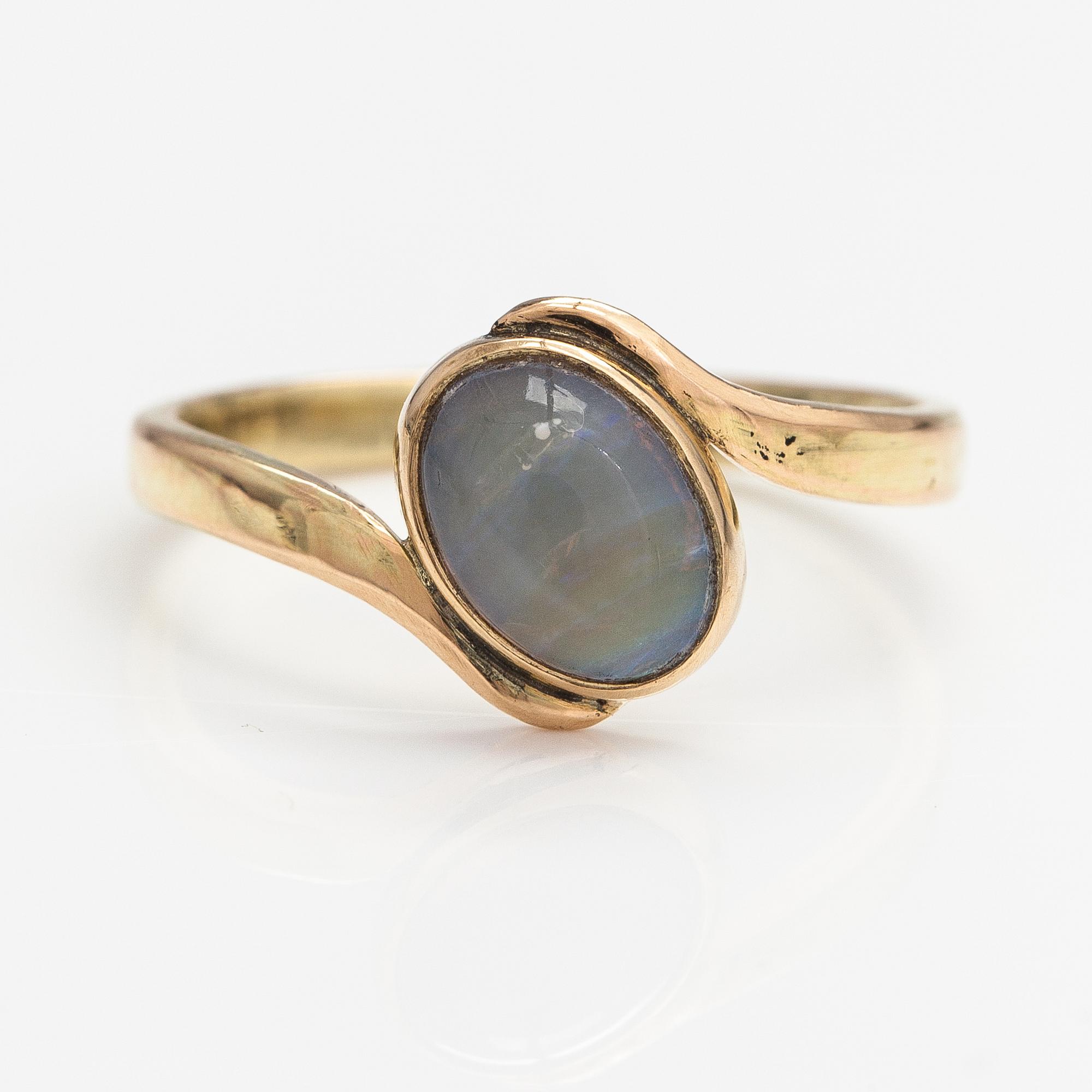 Sormus, 14K kultaa, opali. Lagercrantz Jewellery, Tammisaari 2008.