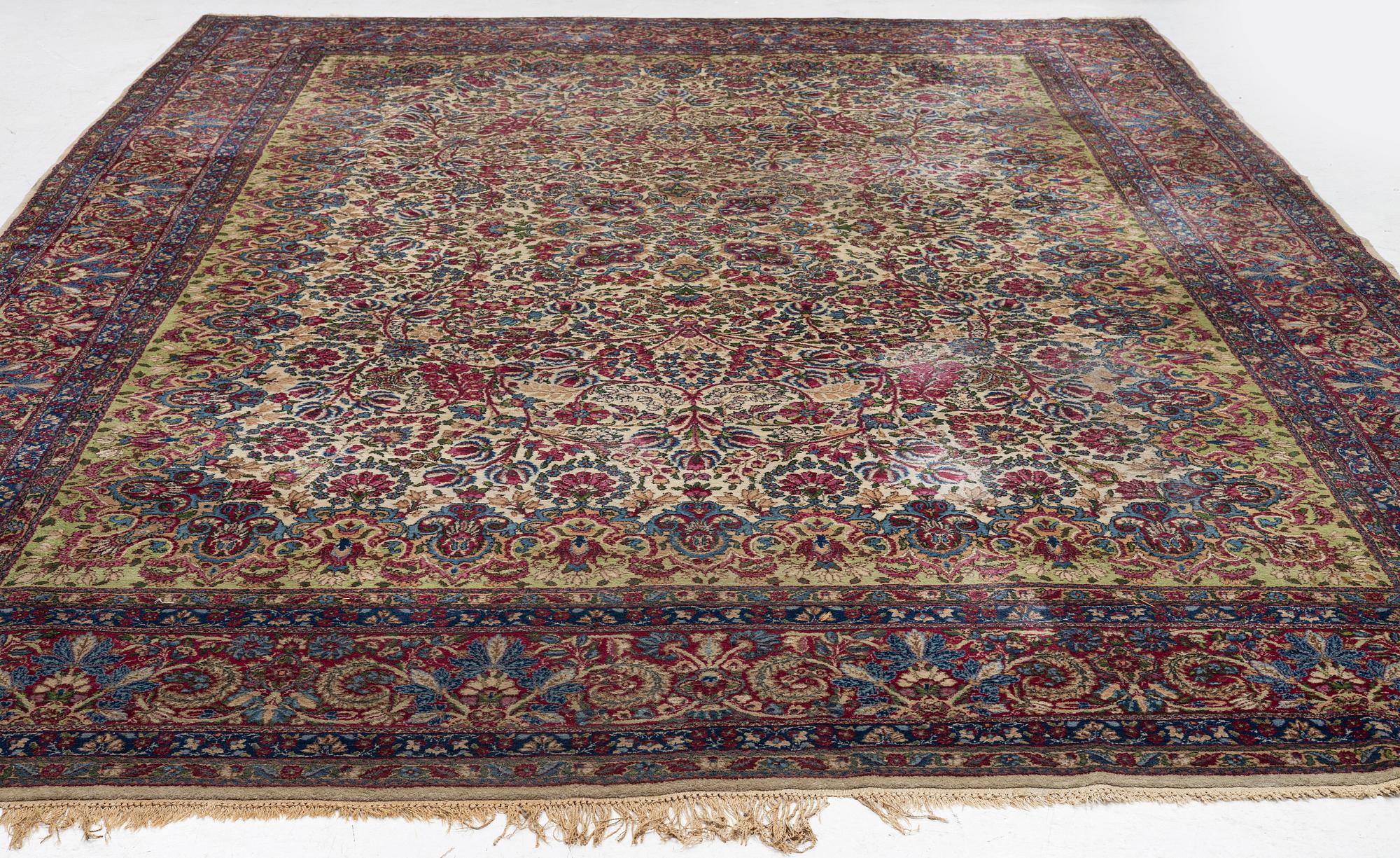 A Kerman carpet, approx. 420 x 300 cm.