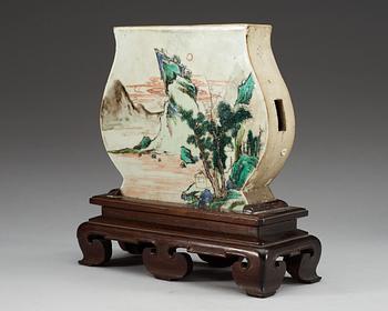 A famille verte stand, Qing dynasty, Kangxi (1662-1722).
